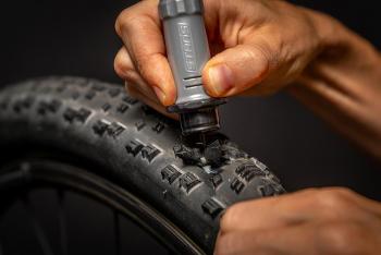 Stan's No Tubes Dart Tubeless tire repair tool 2.Image